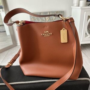Beautiful NWOT leather Cognac/Red Coach Town Bucket Bag..!! Great for Fall..!!